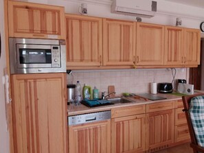 Fridge, dishwasher, cookware/dishes/utensils - in Fonyód mit Terrasse und Grill by Interhome (Fonyód)