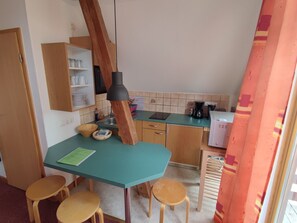 Kühlschrank, Mikrowelle, Kochgeschirr/Geschirr/Besteck