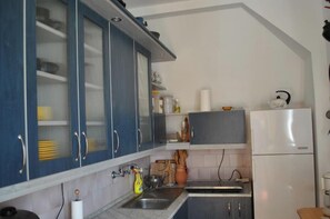 Refrigerador, microondas, horno y utensilios de cocina 