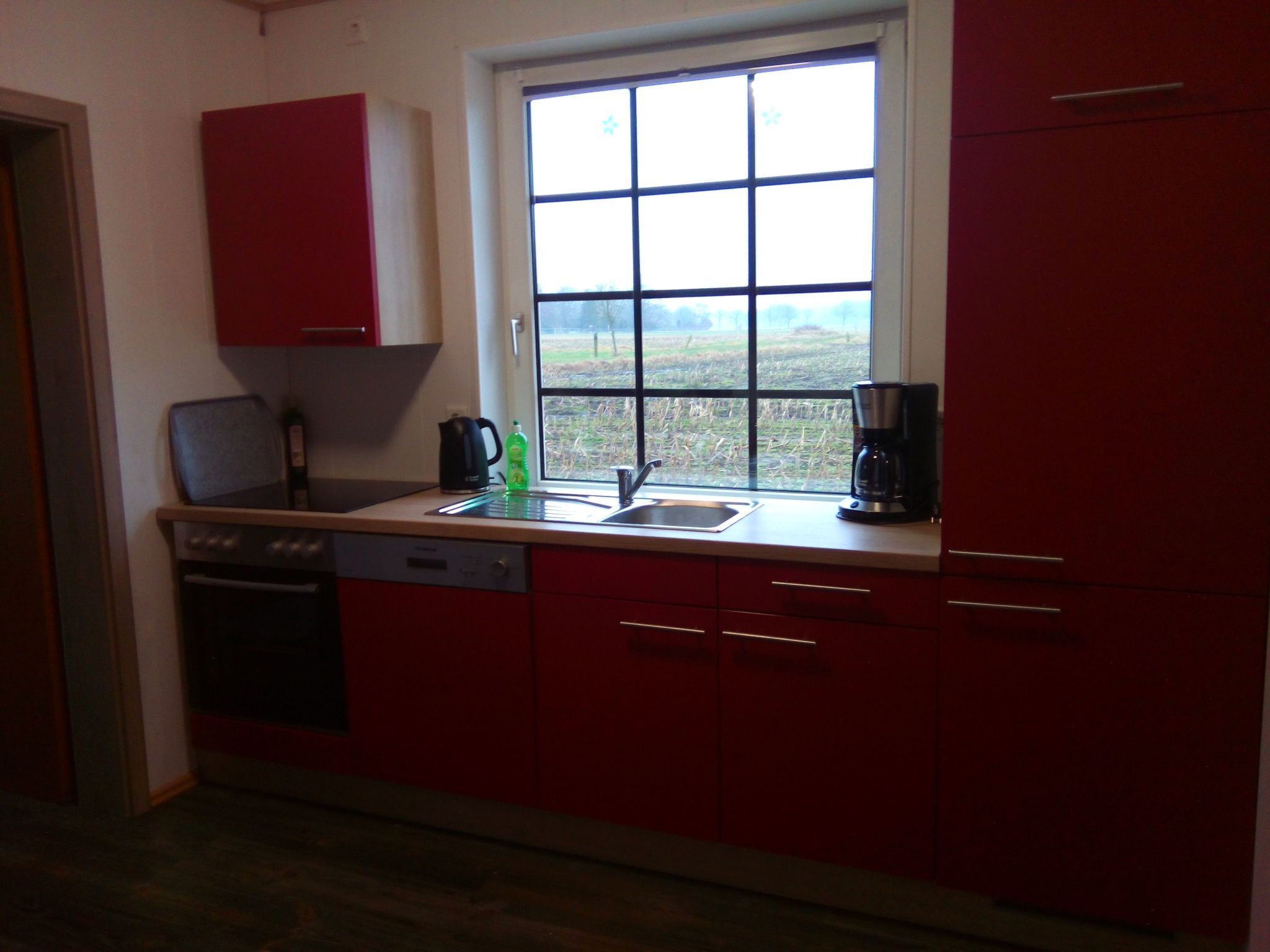 Een koelkast, een microgolfoven, een oven, een vaatwasser