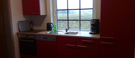 Een koelkast, een microgolfoven, een oven, een vaatwasser