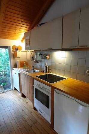 Refrigerador, horno, lavavajillas y utensilios de cocina 