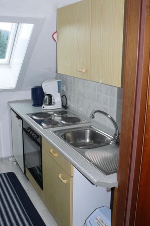 Fridge, microwave, oven, cookware/dishes/utensils - Apartment 10 by Interhome (Altenau)
