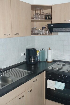 Fridge, microwave, oven, cookware/dishes/utensils - Apartment 8 by Interhome (Altenau)