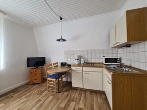 Kühlschrank, Mikrowelle, Kochgeschirr/Geschirr/Besteck