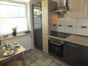 Kühlschrank, Mikrowelle, Ofen, Geschirrspüler
