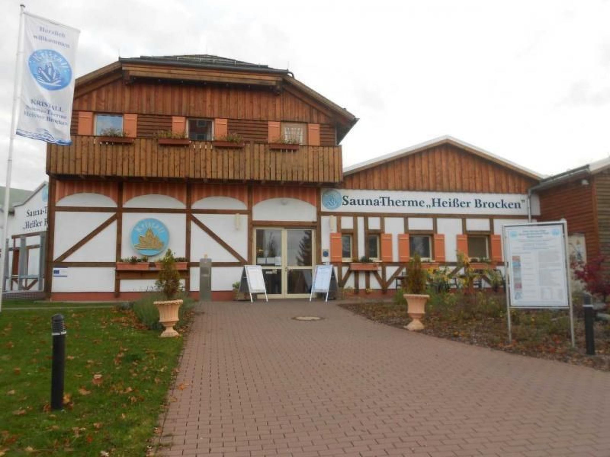 A building with a sign reading "SaunaTherme, Heifer Brocken".