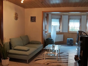 Fernseher, Kamin, DVD-Player