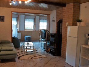 Fernseher, Kamin, DVD-Player