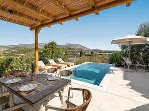 Outdoor dining - Massari Hills - Grand Large by Interhome (Archangelos)