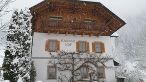 Ein traditionelles Holzhaus mit einem Schild, auf dem 