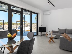 TV - Zen Club Luxus-Villen-Sangha by Interhome (Archangelos)