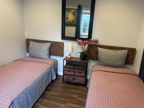 2 bedrooms, iron/ironing board, WiFi, bed sheets - Delightful 2-bedroom house with AC in Los Angeles (Los Angeles)