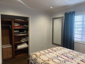 2 bedrooms, iron/ironing board, WiFi, bed sheets - Delightful 2-bedroom house with AC in Los Angeles (Los Angeles)