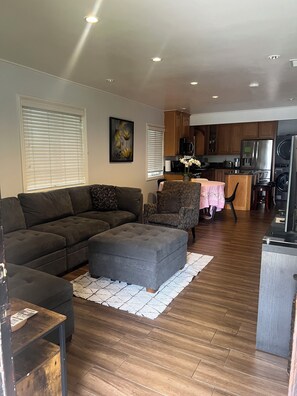 Smart TV - Delightful 2-bedroom house with AC in Los Angeles (Los Angeles)