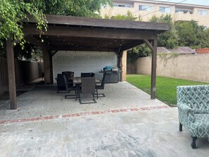 Outdoor dining - Delightful 2-bedroom house with AC in Los Angeles (Los Angeles)