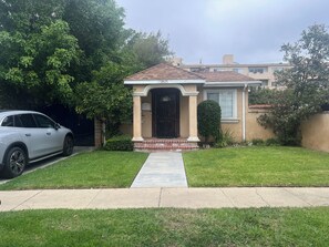 Exterior - Delightful 2-bedroom house with AC in Los Angeles (Los Angeles)