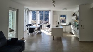 Una cocina moderna con comedor, ventanas amplias y vistas al exterior.