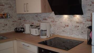 Kühlschrank, Mikrowelle, Ofen, Geschirrspüler