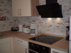 Kühlschrank, Mikrowelle, Ofen, Geschirrspüler