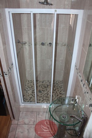 Economy Double Room | Bathroom | Towels, toilet paper - Moshitametsi Guesthouse (Kempton Park)