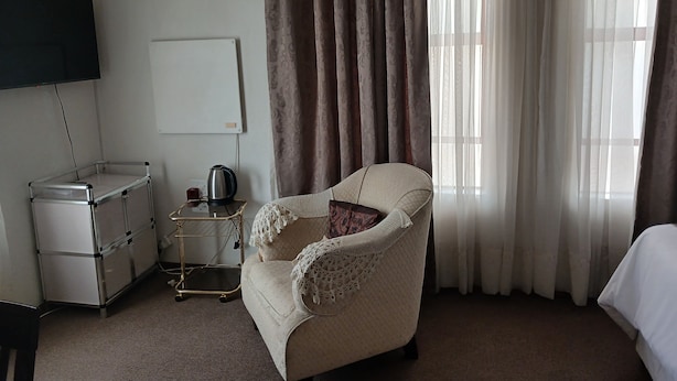 Deluxe Double Room - Moshitametsi Guesthouse (Kempton Park)