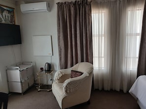 Deluxe Double Room | Desk, iron/ironing board, free WiFi - Moshitametsi Guesthouse (Kempton Park)