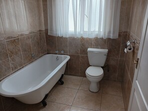 Family Triple Room | Bathroom | Towels, toilet paper - Moshitametsi Guesthouse (Kempton Park)