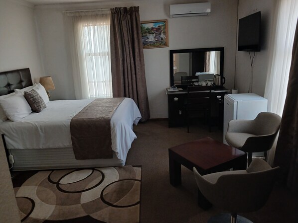 Deluxe Double Room | Desk, iron/ironing board, free WiFi - Moshitametsi Guesthouse (Kempton Park)