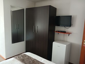 Economy Double Room | Desk, iron/ironing board, free WiFi - Moshitametsi Guesthouse (Kempton Park)