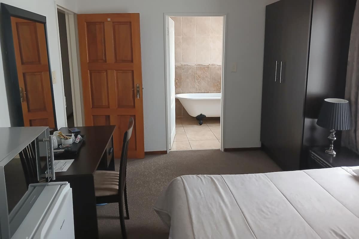 Family Triple Room | Desk, iron/ironing board, free WiFi