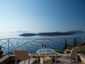 Outdoor dining - für 6 Personen und 1 Kind in Perigiali by Interhome (Aj. Nikitas)