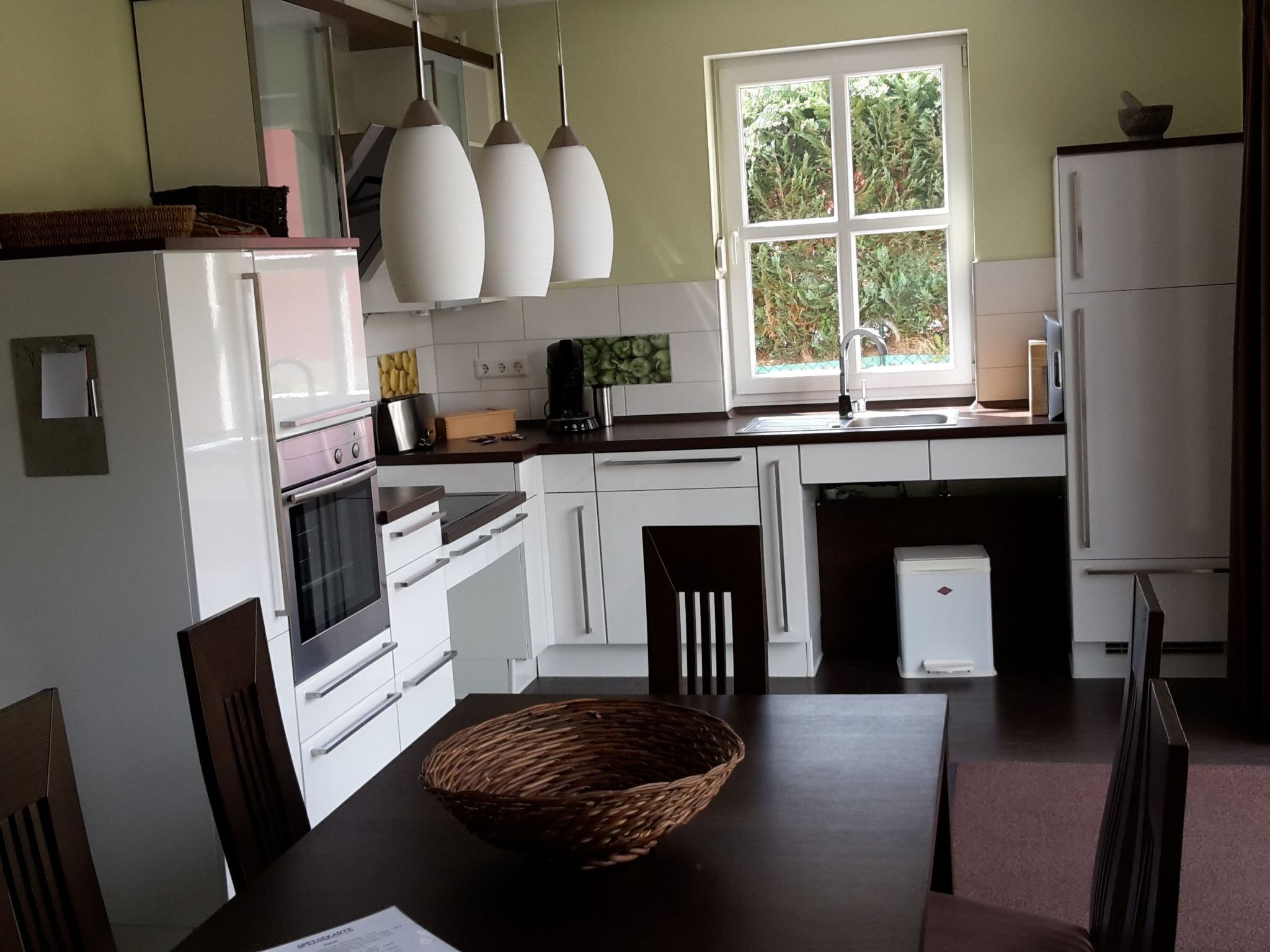 Frigorífico, microondas, horno y lavavajillas