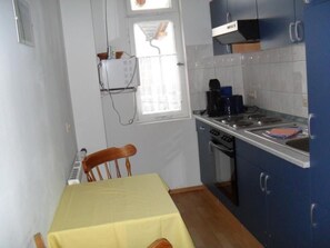 Kühlschrank, Mikrowelle, Ofen, Kochgeschirr/Geschirr/Besteck