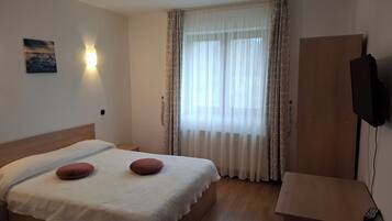 Room, Multiple Bedrooms, Smoking, Balcony | 10 bedrooms