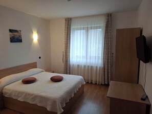 Room, Multiple Bedrooms, Smoking, Balcony - Room-b&b Granada - Something Special in (Covasna)