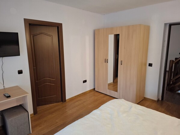 Room, Multiple Bedrooms, Smoking, Balcony | 10 bedrooms