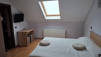 Room, Multiple Bedrooms, Smoking, Balcony | 10 bedrooms