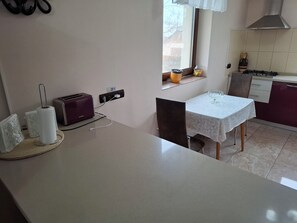 Huone, useita makuuhuoneita, tupakointi sallittu, parveke | Sisätilat