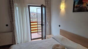 Room, Multiple Bedrooms, Smoking, Balcony - Room-b&b Granada in the Fabulous Romania (Covasna)