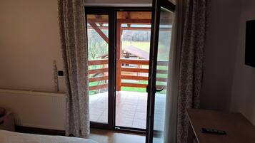 Room, Multiple Bedrooms, Smoking, Balcony | 10 bedrooms