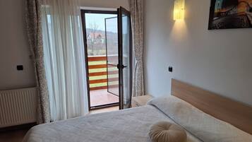 Room, Multiple Bedrooms, Smoking, Balcony | 10 bedrooms