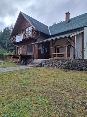 Huone, useita makuuhuoneita, tupakointi sallittu, parveke | Ulkopuoli