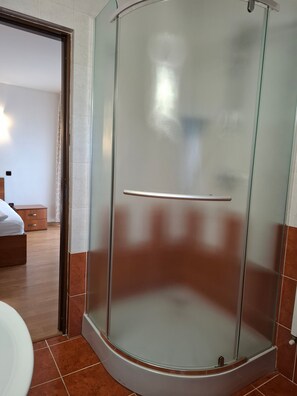 ห้องพัก, หลายห้องนอน, สูบบุหรี่ได้, ระเบียง | ห้องน้ำ