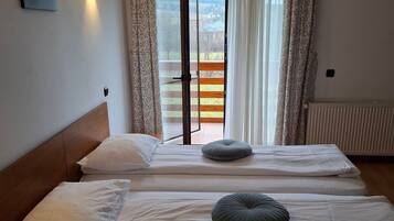 Room, Multiple Bedrooms, Smoking, Balcony | Balcony