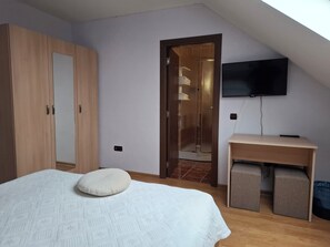 Room, Multiple Bedrooms, Smoking, Balcony | 10 bedrooms - Room-b&b Granada - Something Special in (Covasna)