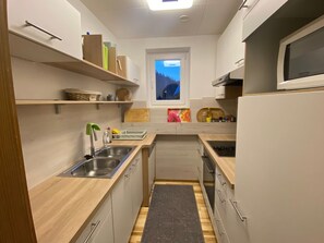 Kylskåp och grytor/köksredskap