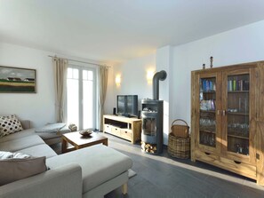 Fireplace, DVD player - Komfort Ferienhaus mit Sauna und Kamin, auf großem Waldgrundstück, in absoluter by Interhome (Glowe)