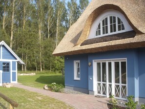 Exterior - Komfort Ferienhaus mit Sauna und Kamin, auf großem Waldgrundstück, in absoluter by Interhome (Glowe)