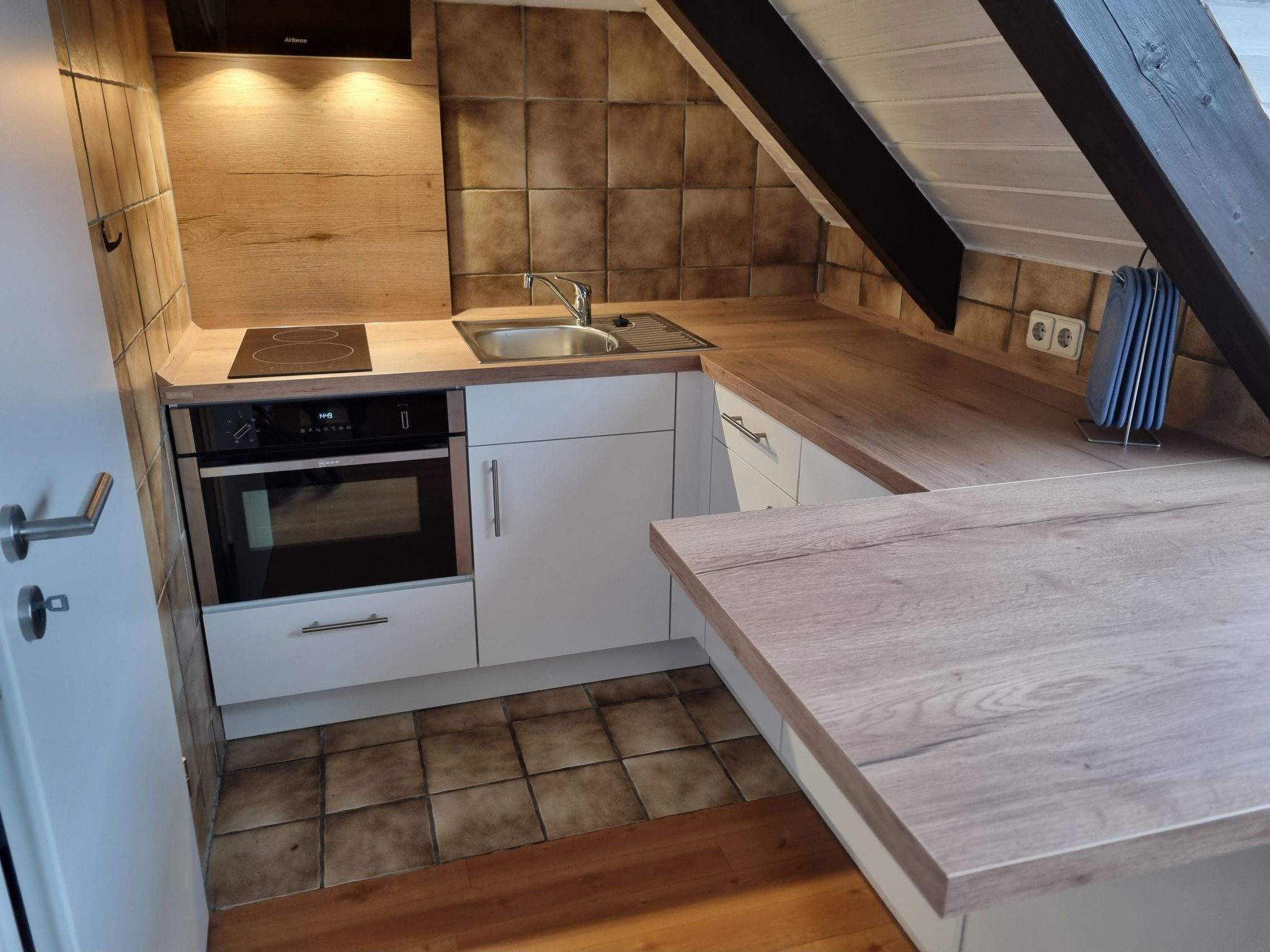 Kühlschrank, Mikrowelle, Ofen, Kochgeschirr/Geschirr/Besteck